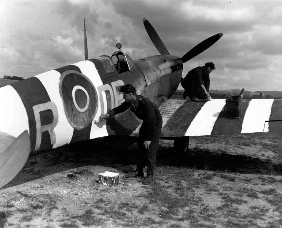 Click image for larger version

Name:	Spitfire-Painting-for-D-Day.jpg
Views:	478
Size:	187.5 KB
ID:	87485