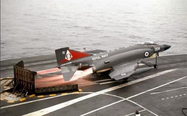Click image for larger version

Name:	F4carrierlaunch.jpg.cf.jpg
Views:	1135
Size:	56.3 KB
ID:	207537