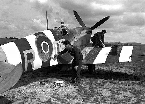 Click image for larger version  Name:	spitfire mkIX invasion stripes D-DAY 5 june 1944.jpg Views:	0 Size:	91.8 KB ID:	235027