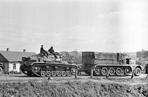 Click image for larger version  Name:	Sdkfz_9_FAMO_towing_Panzer_III_Russia_1941.  jpg Views:	0 Size:	148.1 KB ID:	245462