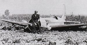 Click image for larger version

Name:	Hughes-H-1-NX258Y-in-bean-field-with-Howard-Hughes.jpg
Views:	546
Size:	111.8 KB
ID:	282367