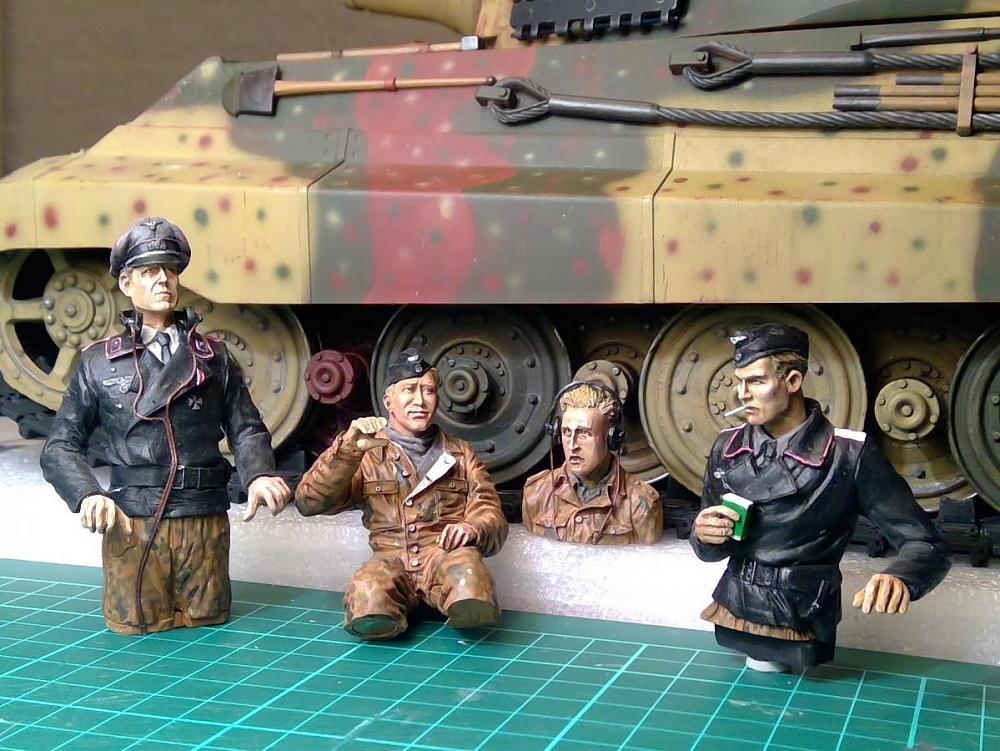 Click image for larger version

Name:	king tiger crew.jpg
Views:	643
Size:	156.6 KB
ID:	295317
