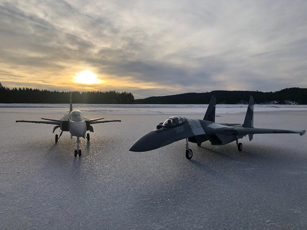 Click image for larger version

Name:	GripenAndSu35.jpg
Views:	748
Size:	180.9 KB
ID:	335587