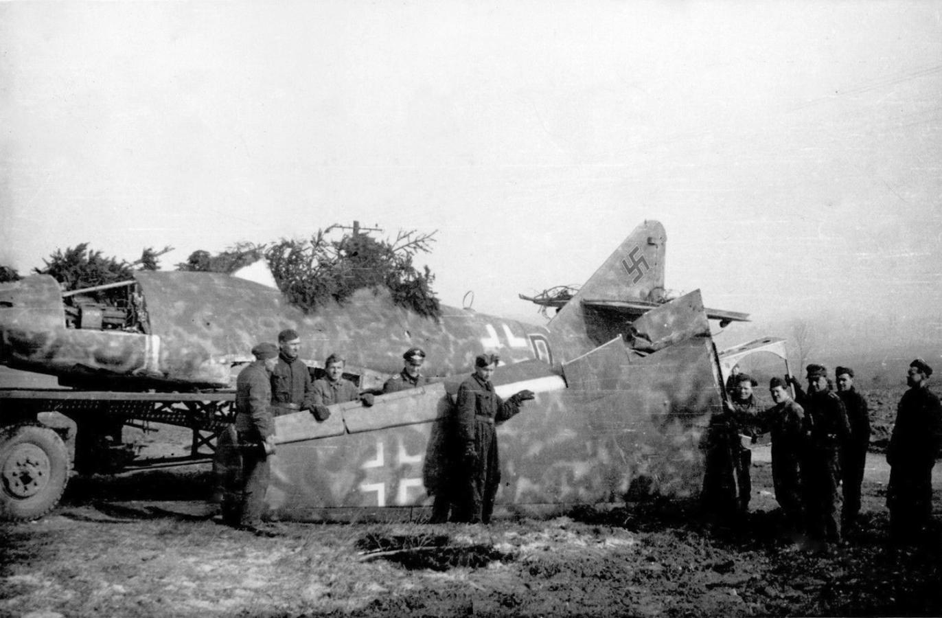Click image for larger version

Name:	Messerschmitt-Me-262A-2.KG51-(9K+DK)-Ofw-Wieczorec-WNr-110613-Nottuln-west-of-Muenster-25-Feb-1945-01.jpg
Views:	862
Size:	142.4 KB
ID:	341245