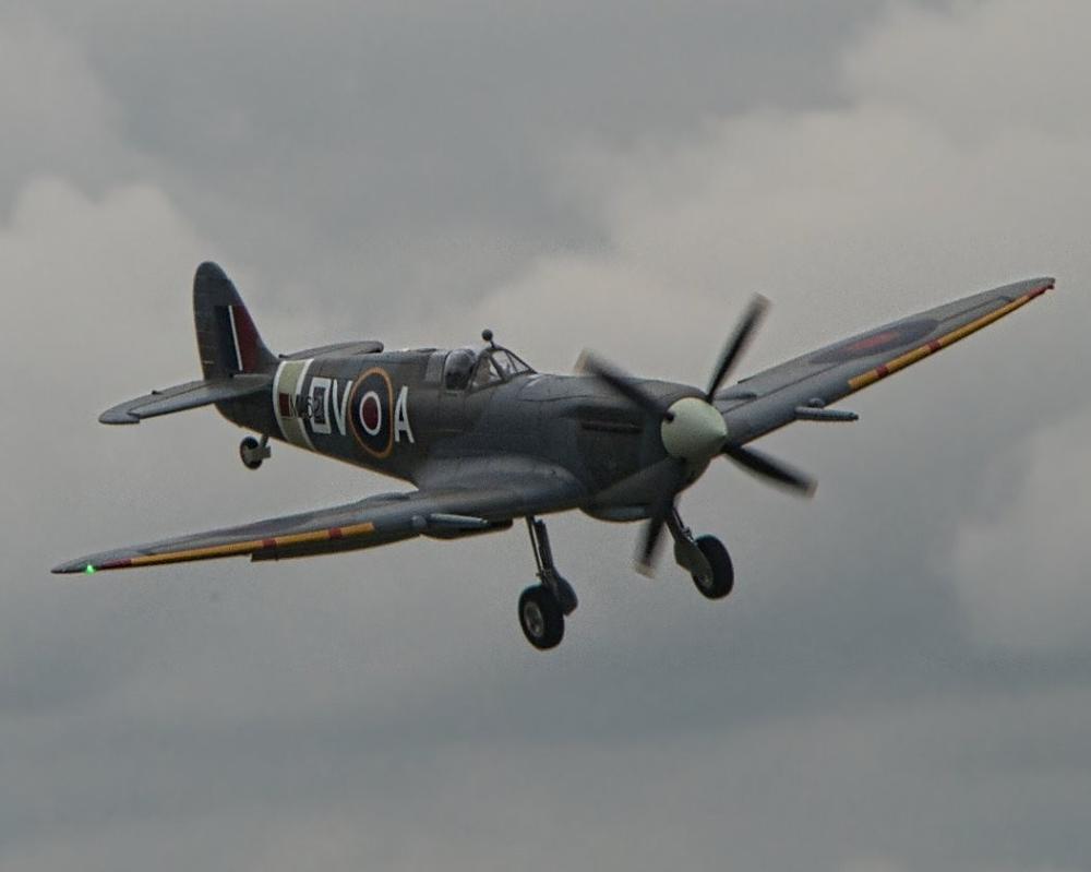 Click image for larger version  Name:	Spitfire at Warbirds.jpg Views:	0 Size:	67.5 KB ID:	356557