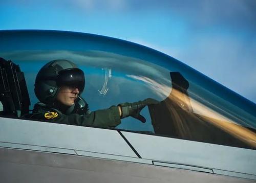 Click image for larger version

Name:	2026-01-16 14_31_31-11 Glimpses Inside the F-22 Raptor's Highly Classified Cockpit - Business Inside.jpg
Views:	146
Size:	36.7 KB
ID:	442783